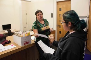 Elicia Hadley, academic advisor, guiding a student through the registration workshop for studio arts. Photo by Humberto Loeza/Jackalope Magazine