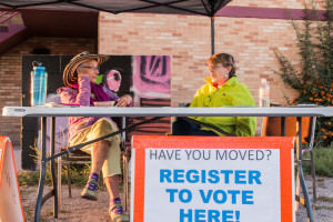 Jade Gordon and Ellyn Derman encouraging Santa Fe University of Art and Design students to register to vote for the 2016 presidential elections. Photo by Yoana Medrano.