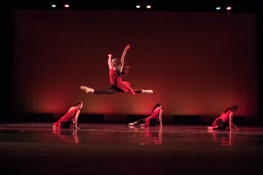 Autumn performed by Maria Weckesser and co. Photo by Chris Stahelin