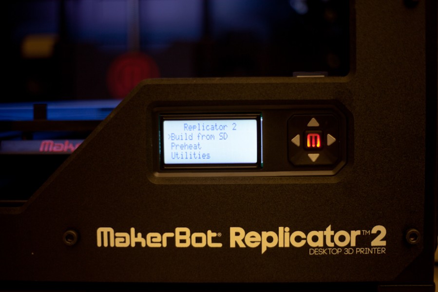 The menu and controls on the Maker Bot Replicator 2.