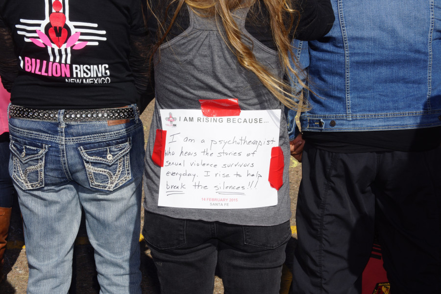 Supporters wrote testimonies in support of One Billion Rising as part of V-Day celebrations at the Santa Fe Place Mall on Feb. 14, 2015. Luke E. Montavon/The Jackalope
