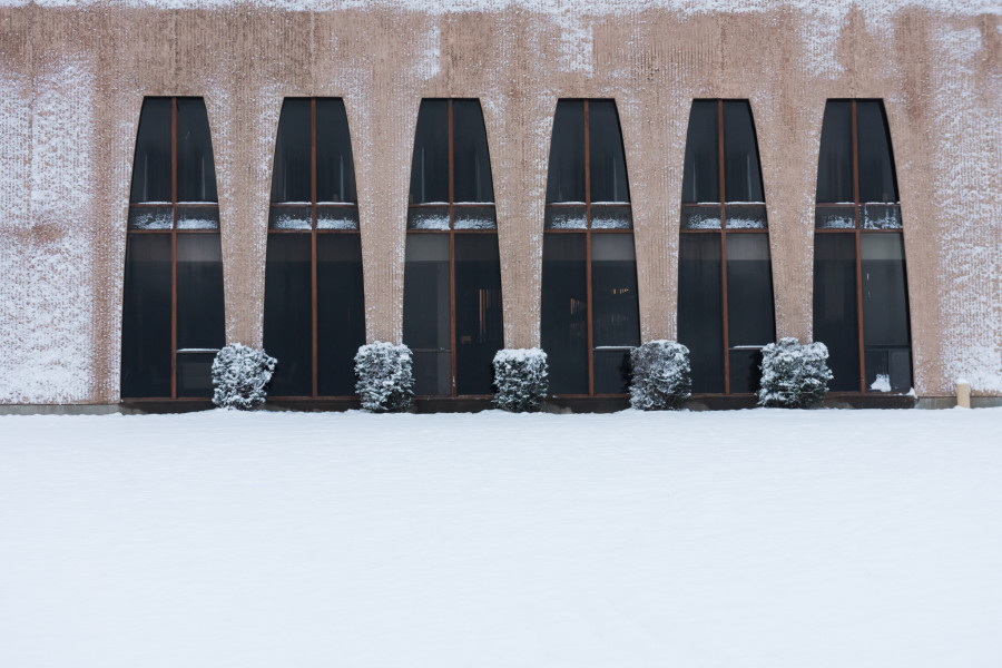 A snowy surprise outside of Fogelson Library on February 17, 2015. Photo by Luke E. Montavon/The Jackalope